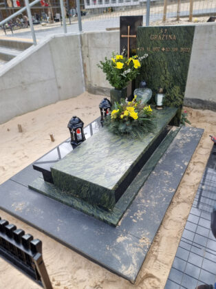 Nowoczesny nagrobek z zielonego granitu, wykonany na cmentarzu komunalnym w Wejherowie