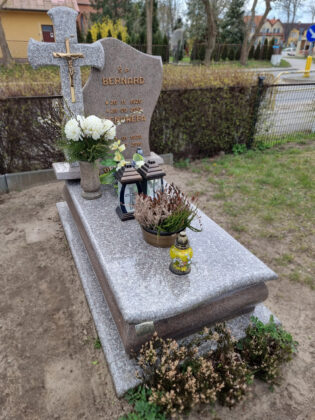Brązowy nagrobek nowoczesny z granitów Brąz Królewski oraz Bohus Red. Wykonany na cmentarzu parafialnym Krokowa.