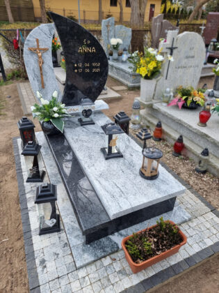 Szary nagrobek nowoczesny z granitów Viscount White oraz Ash Black. Wykonany na cmentarzu parafialnym Krokowa.