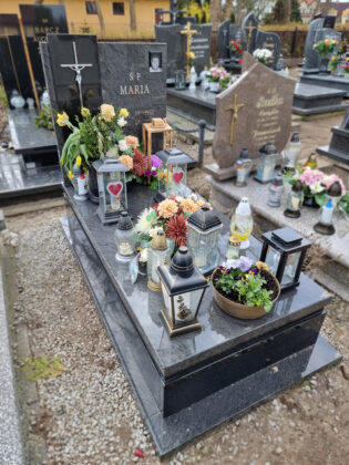 Szary nagrobek nowoczesny z granitu Steel Grey. Wykonany na cmentarzu parafialnym Krokowa.