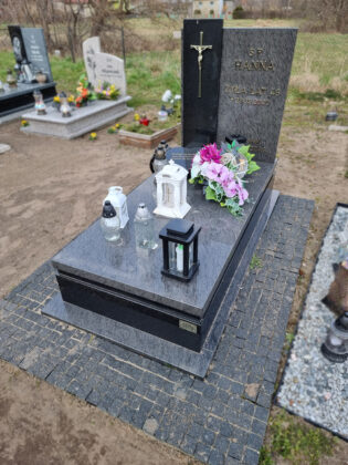 Brązowy nagrobek nowoczesny z granitu Signature Brown. Wykonany na cmentarzu parafialnym Krokowa.