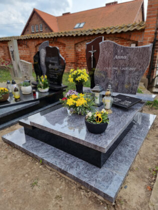 Szary nowoczesny nagrobek podwójny wykonany z granitu Orion. Pomnik wykonany na cmentarzu parafialnym Żarnowiec