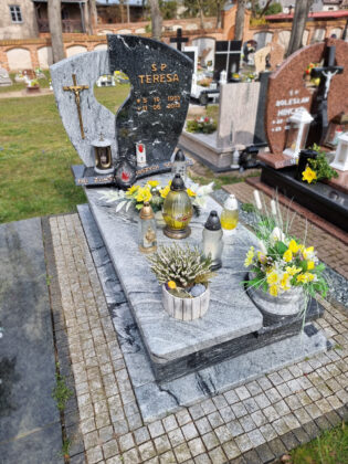 Szary tradycyjny nagrobek pojedynczy z granitów Jackarandira oraz Via Lactea. Wykonany na cmentarzu parafialnym Żarnowiec