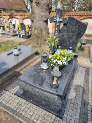 Szary nagrobek nowoczesny z granitu Steel Grey. Wykonany na cmentarzu parafialnym Żarnowiec.