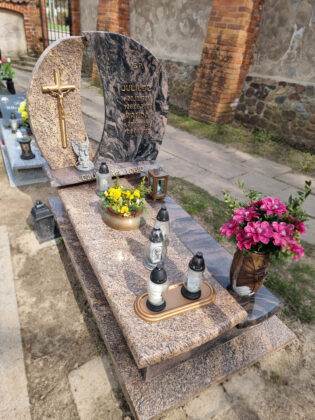Brązowy nagrobek nowoczesny z granitów Brasilian Gold oraz Aurora. Wykonany na cmentarzu parafialnym Żarnowiec.