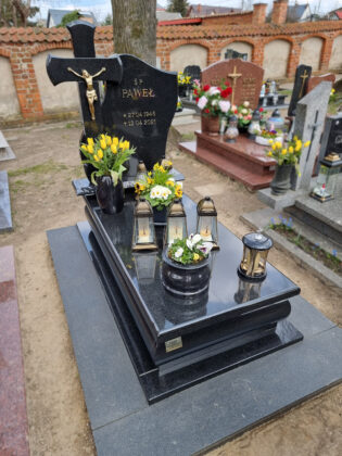 czarny nagrobek nowoczesny z granitu Absolute Black. Wykonany na cmentarzu parafialnym Żarnowiec.