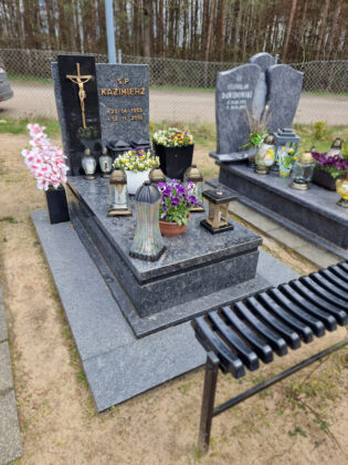 Szary nagrobek nowoczesny z granitu Steel Grey. Wykonany na cmentarzu parafialnym Kębłowo.