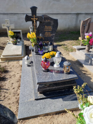 Szary nagrobek nowoczesny z granitu Steel Grey. Wykonany na cmentarzu parafialnym Strzelno.
