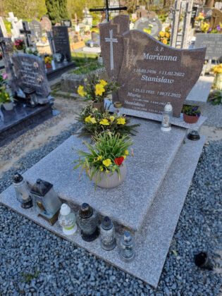 Brązowy nowoczesny nagrobek podwójny wykonany z granitów Brąz Królewski oraz Bohus Red. Pomnik wykonany na cmentarzu parafialnym Strzelno