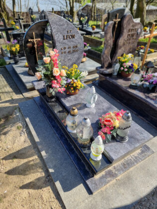 Szary nagrobek nowoczesny z granitów Orion oraz Absolute Black. Wykonany na cmentarzu parafialnym Strzelno.