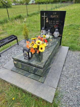 Pojedynczy nagrobek tradycyjny z zielonego granitu, Cmentarz komunalny Łebcz