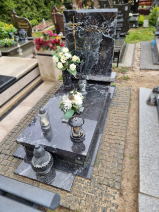 Pojedynczy nagrobek tradycyjny z szarego granitu, Cmentarz Łebcz