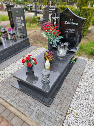 Pojedynczy nagrobek nowoczesny, ciemny granit, cmentarz Krokowa