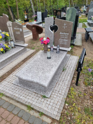 Pojedynczy nagrobek nowoczesny, jasny granit, Cmentarz Władysławowo