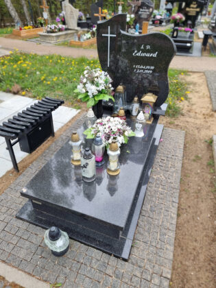 pojedynczy nagrobek tradycyjny z czarnego kamienia, Cmentarz Wejherowo