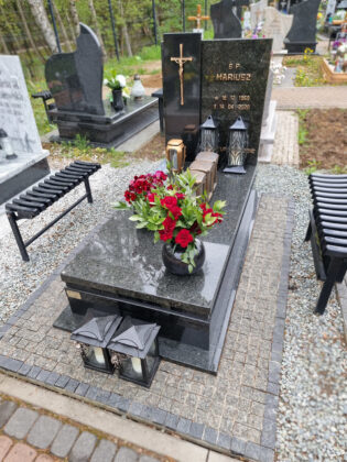 Pojedynczy nagrobek tradycyjny, ciemny granit, Cmentarz Krokowa
