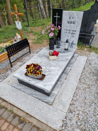 Pojedynczy nagrobek nowoczesny, biały granit, Cmentarz Sopot