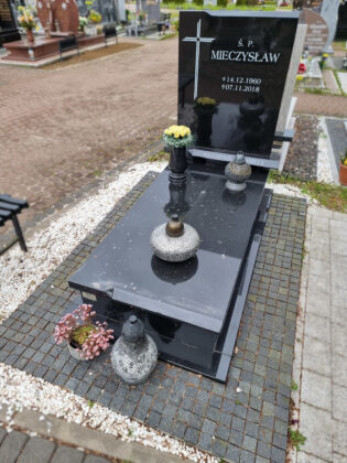 Pojedynczy nagrobek nowoczesny z ciemnego granitu, Cmentarz Łebcz