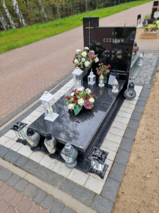 Pojedynczy nagrobek tradycyjny, czarny, cmentarz Krokowa