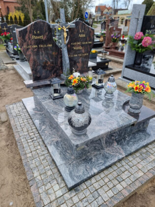 Podwójny nagrobek tradycyjny z granitów Kinawa oraz Aurora. Pomnik wykonany na cmentarzu parafialnym Krokowa