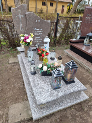 Tradycyjny nagrobek z brązowych granitów Brąz Królewski oraz Bohus Red. Pomnik wykonany na cmentarzu parafialnym Krokowa